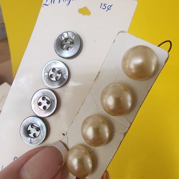Vintage Mother of Pearl Buttons on Original Cards Blue, Pink, Yellow, Pearl ๐งต๐ชก - Picture 14 of 16